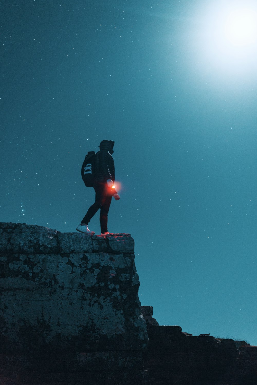 homme debout sur la falaise