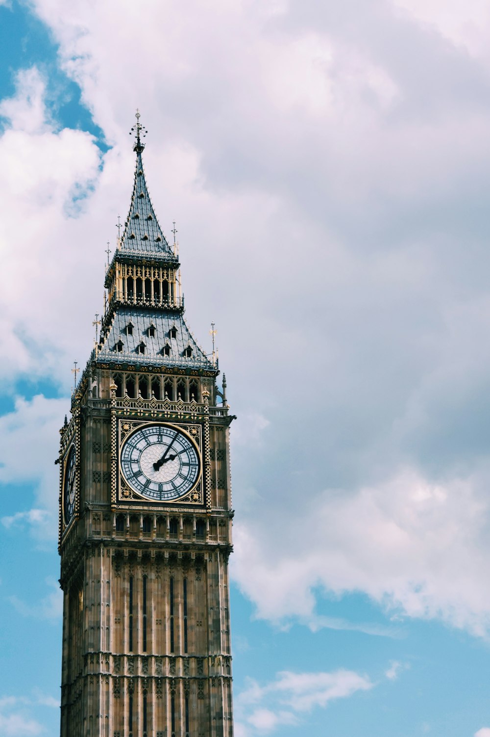 Big Ben Tower, Londra sotto il cielo bianco e blu