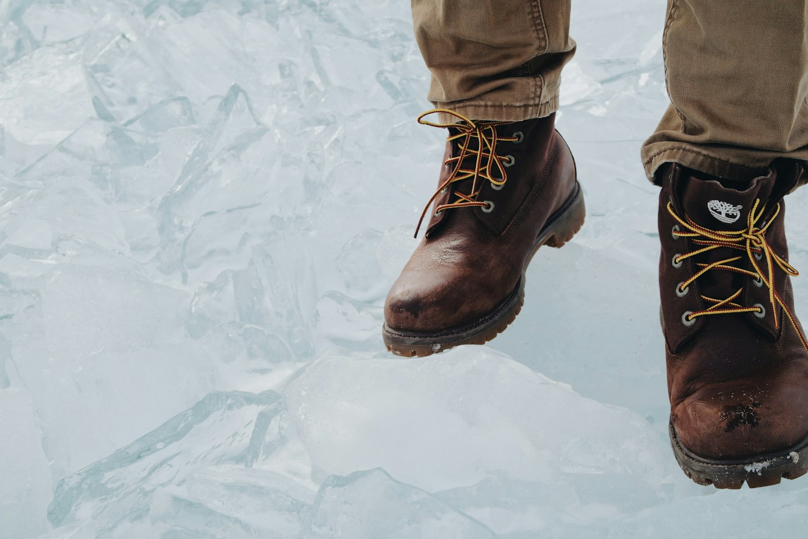 NX 20-50mm F3.5-5.6 sample photo. Person wearing brown boots photography