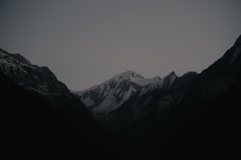 montagna innevata sotto il cielo grigio