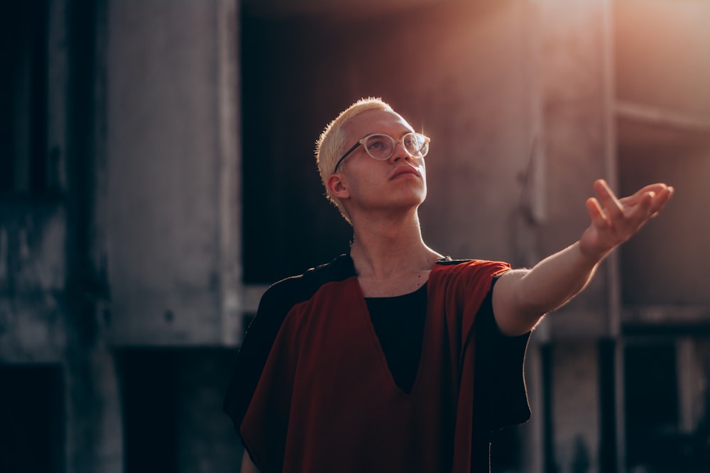 uomo che indossa camicia rossa e nera