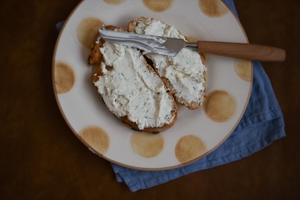 Brot mit weißer Creme auf dem Teller