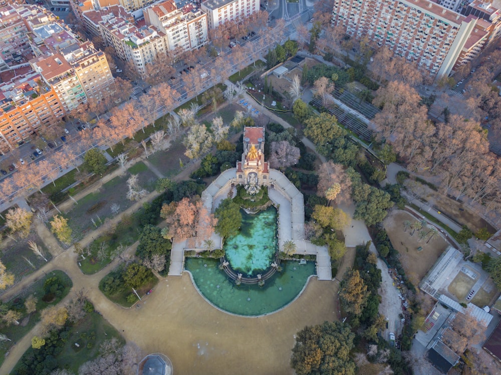 Foto aérea de edificios y árboles durante el día