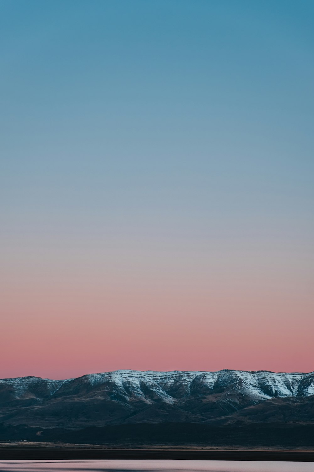 Montaña cubierta de nieve