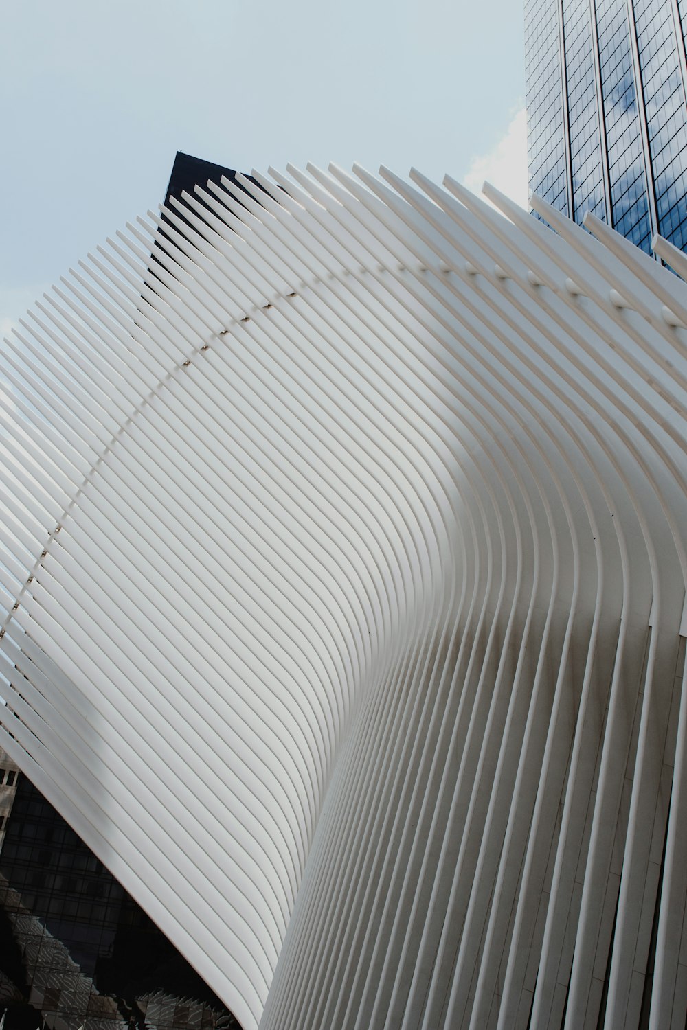 fotografia de baixo ângulo do edifício branco