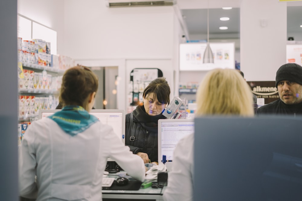 Quatre personnes à l’intérieur du marché