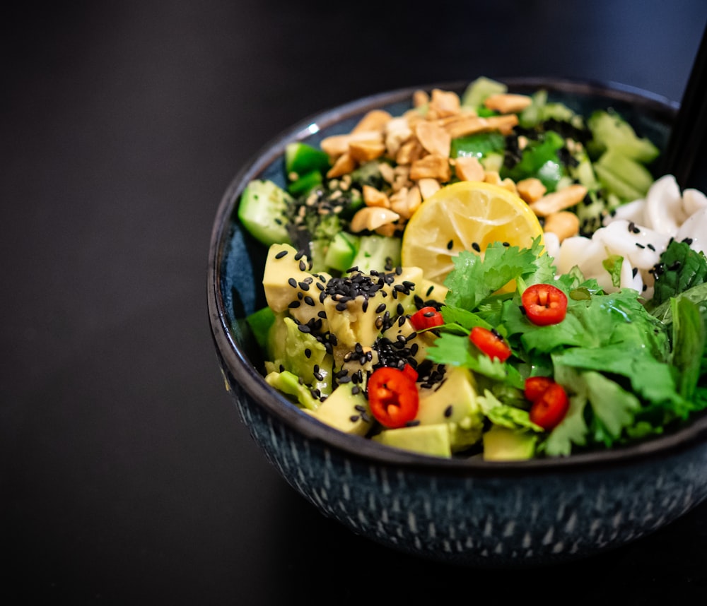 Salada de legumes na tigela cinza