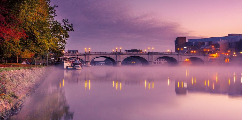 Fotografía panorámica del puente durante la hora dorada