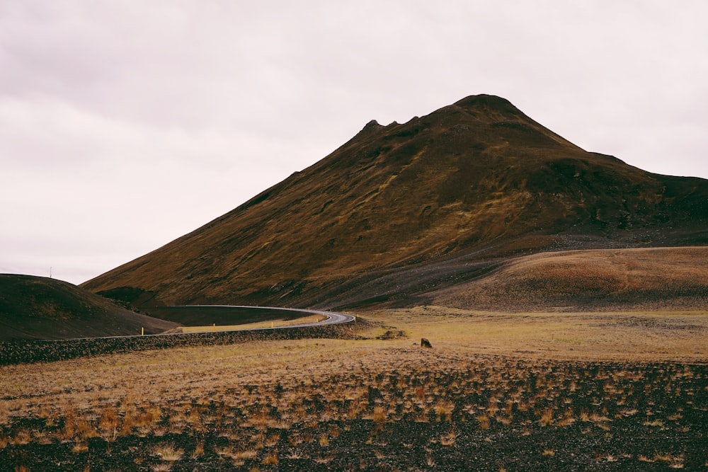 Brauner Berg unter weißem Himmel während des Tages