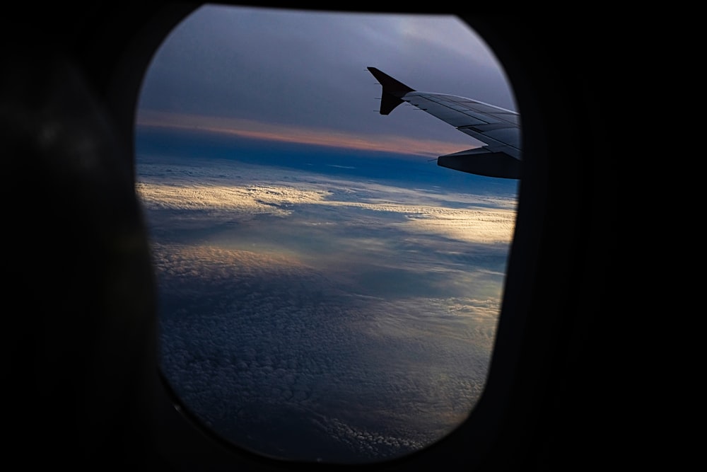 Flugzeugfenster mit Blick auf die Wolkenbildung
