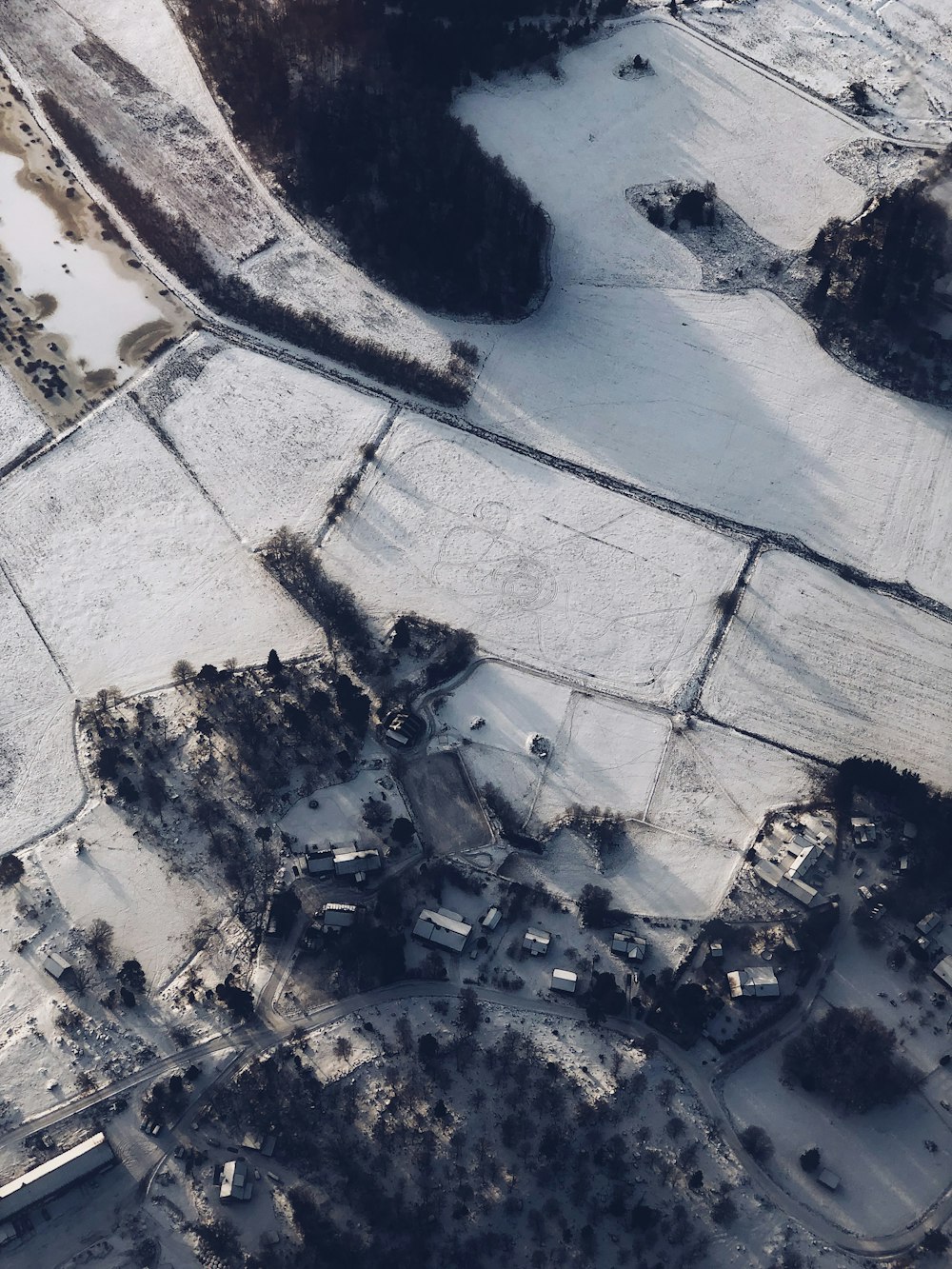 Fotografía aérea de un campo nevado