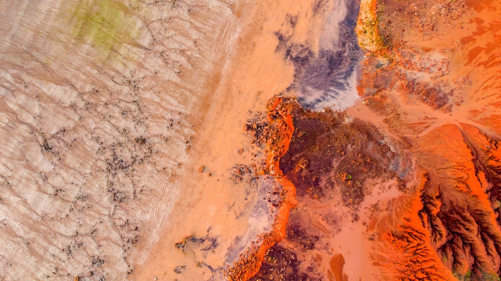 Photographie aérienne de montagnes pendant la journée