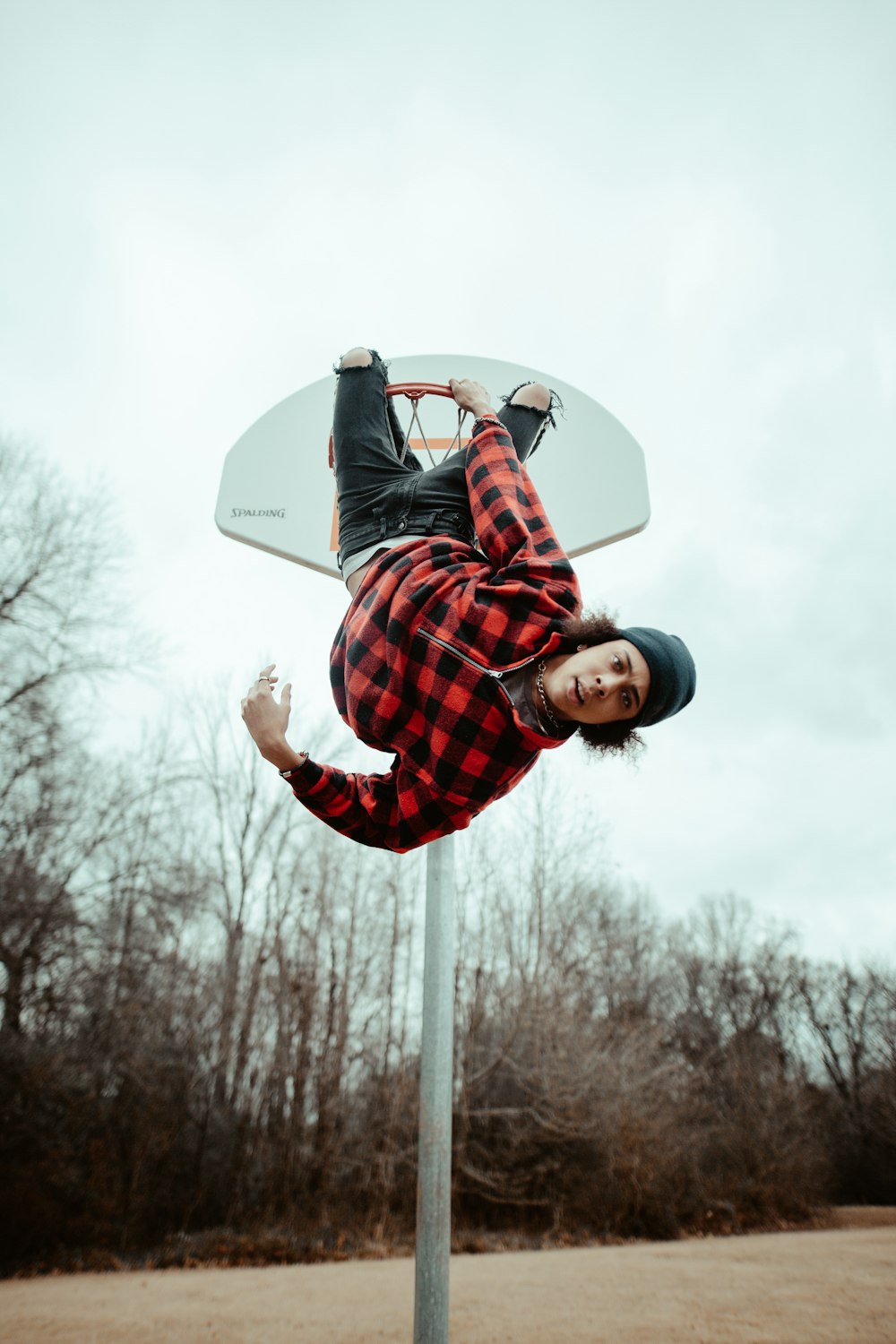 Homem enforcado em aro de basquete