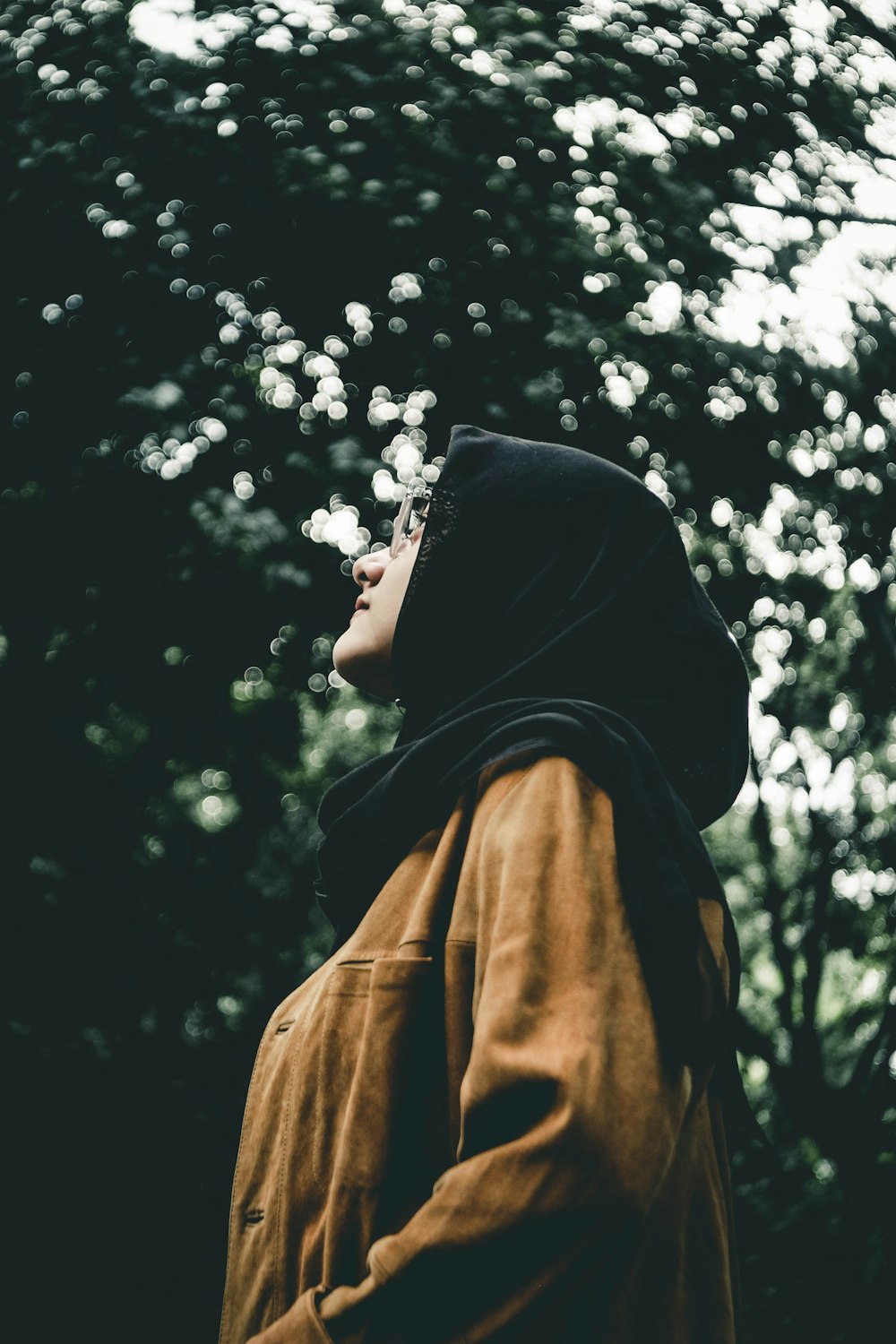 Mujer con tocado de hiyab negro durante el día