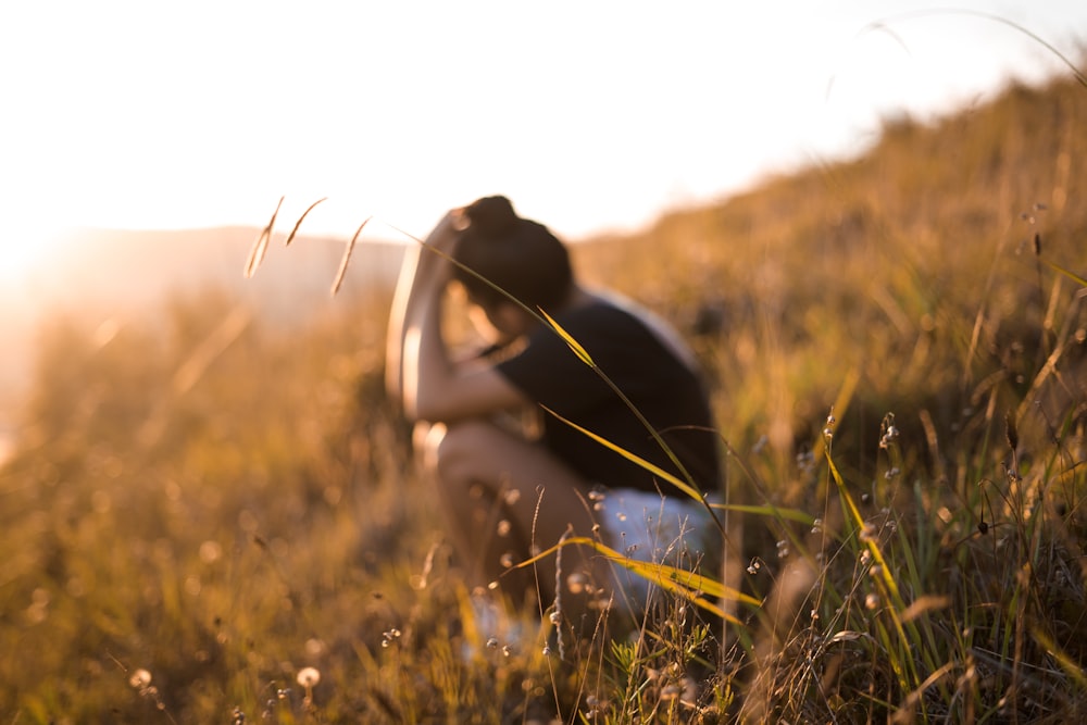 Frau sitzt auf Gras