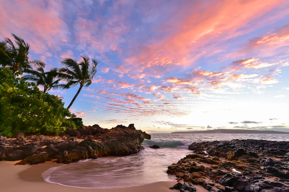 Une plage qui a des rochers dedans