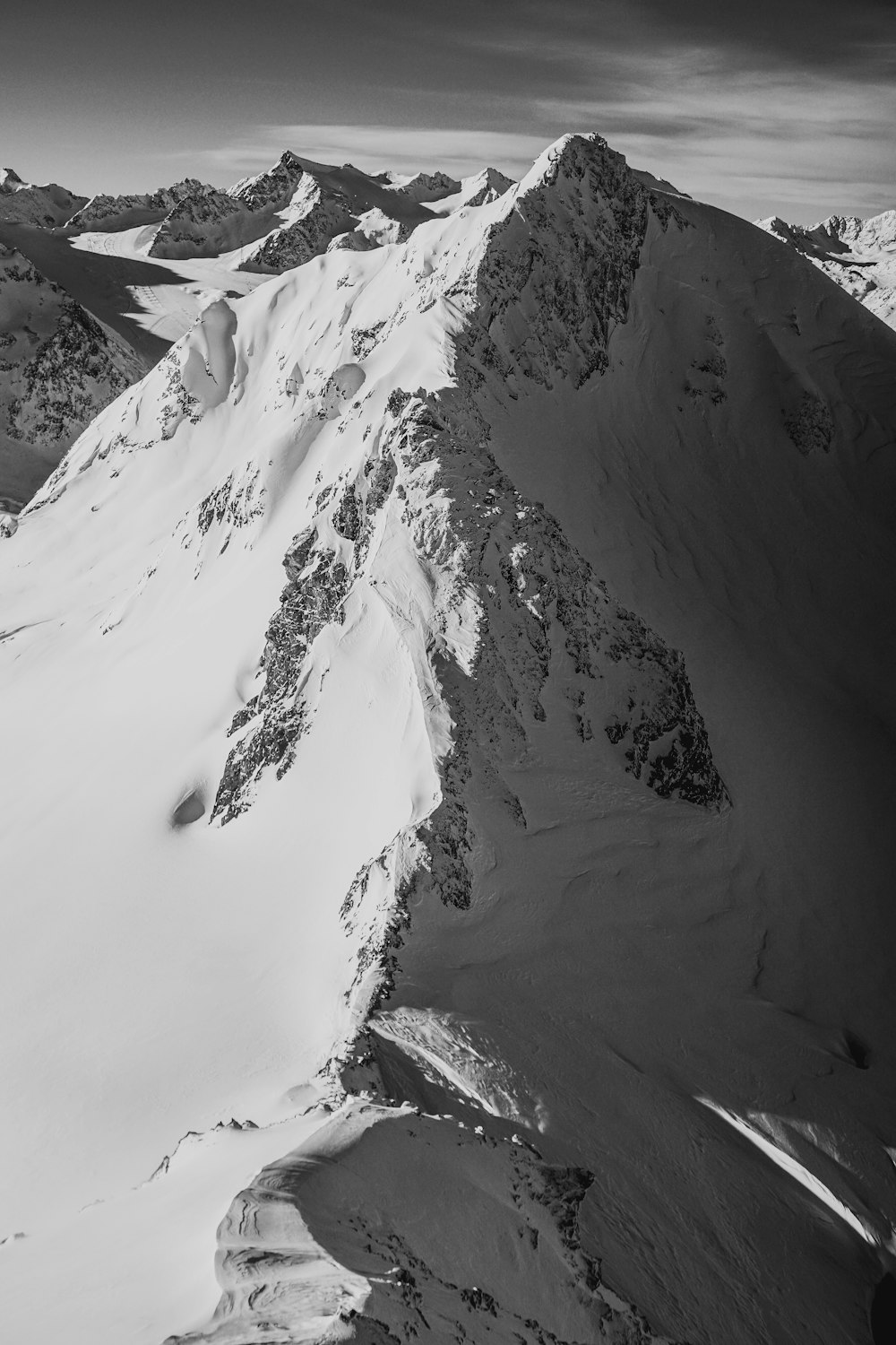 Photographie en niveaux de gris de la montagne