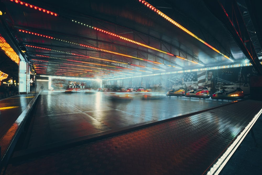 Estacionamiento iluminado con autos