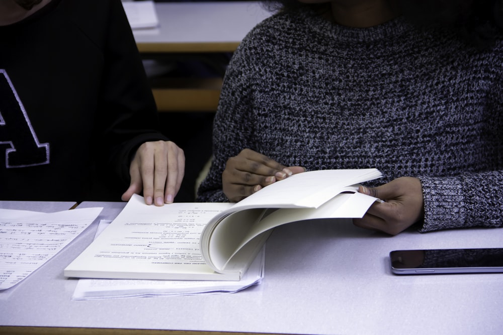 femme tournant la page du livre