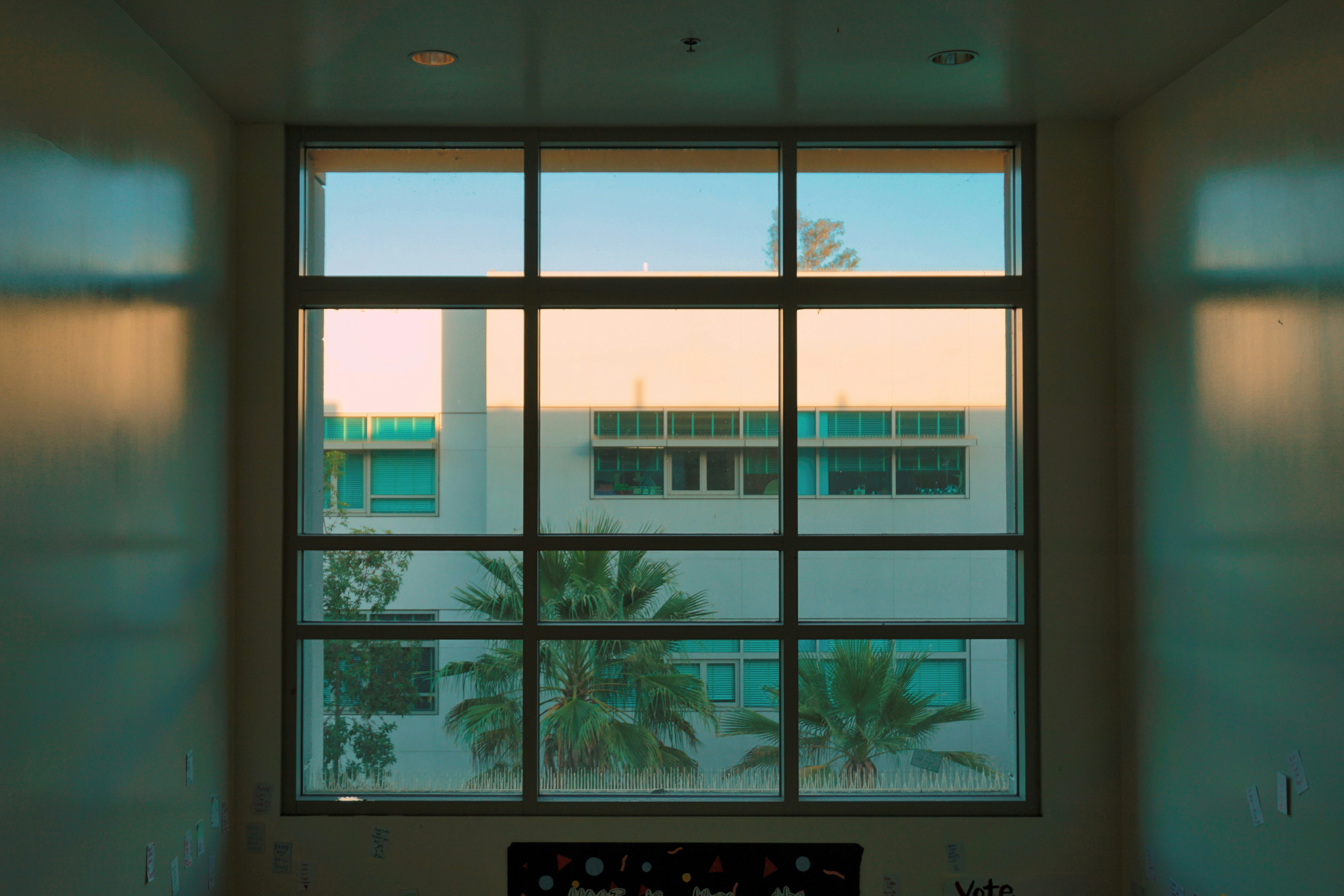 Pessoa estudando em um ambiente urbano