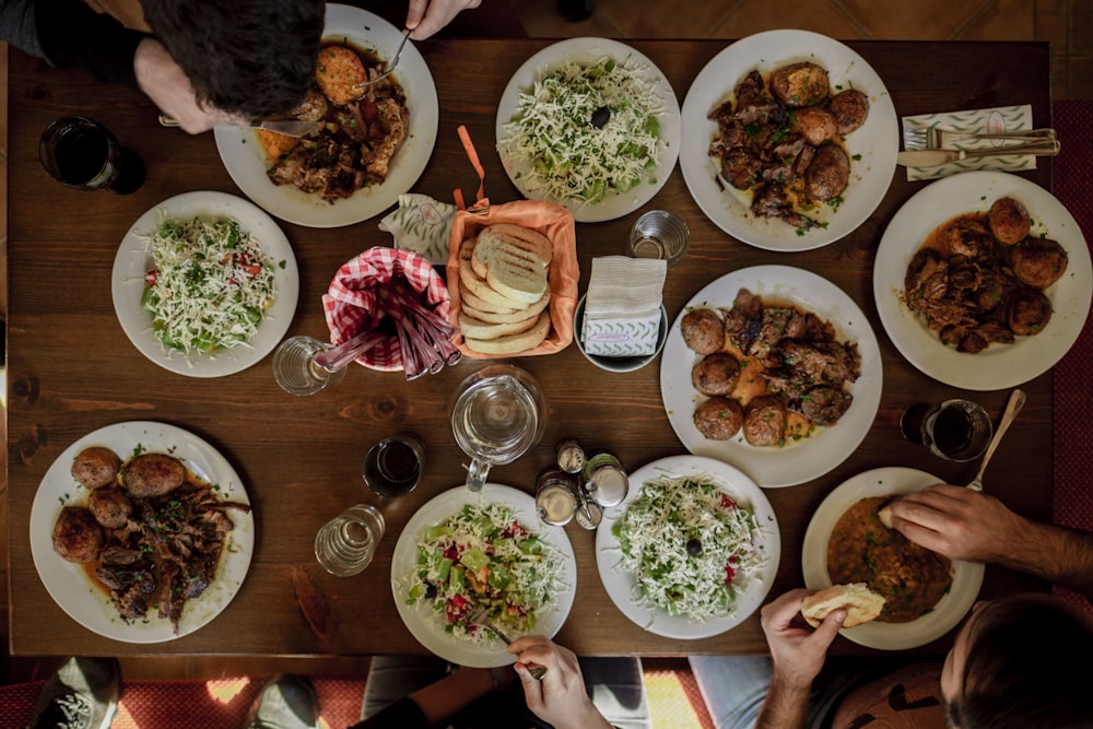 Platos blancos con alimentos variados