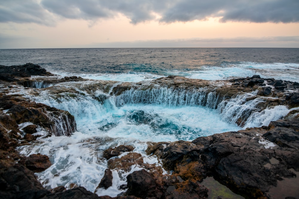 Cascadas en el horizonte durante el día nublado