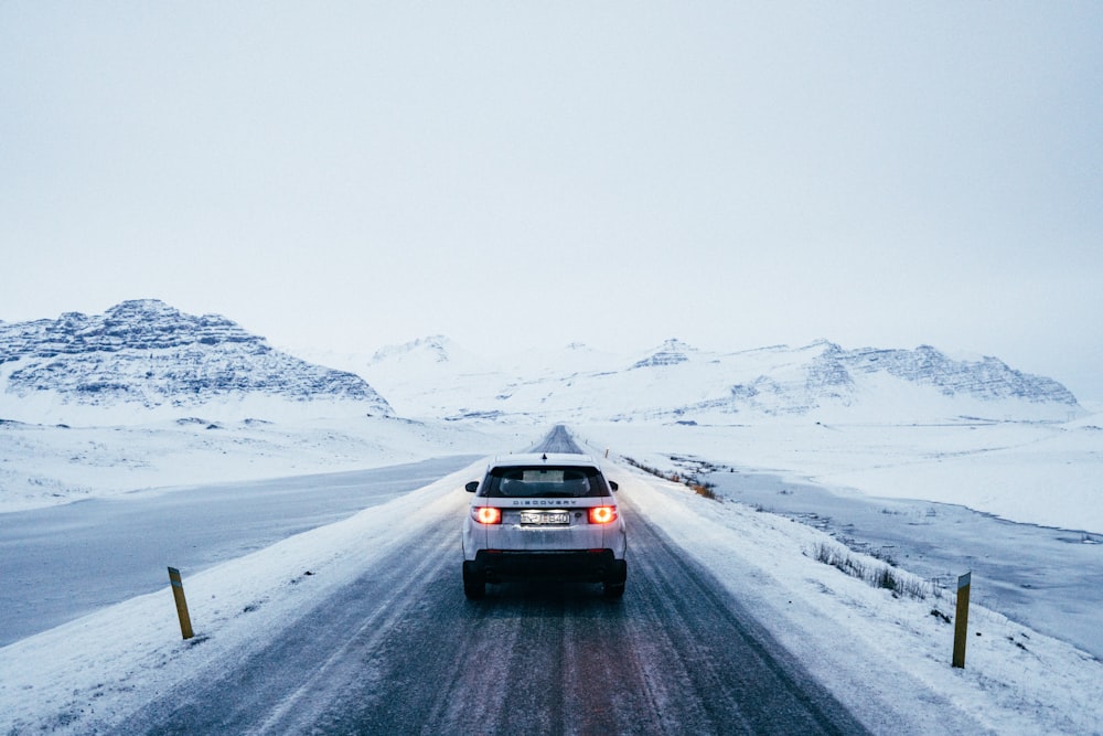 graues Auto in der Nähe eines schneebedeckten Berges