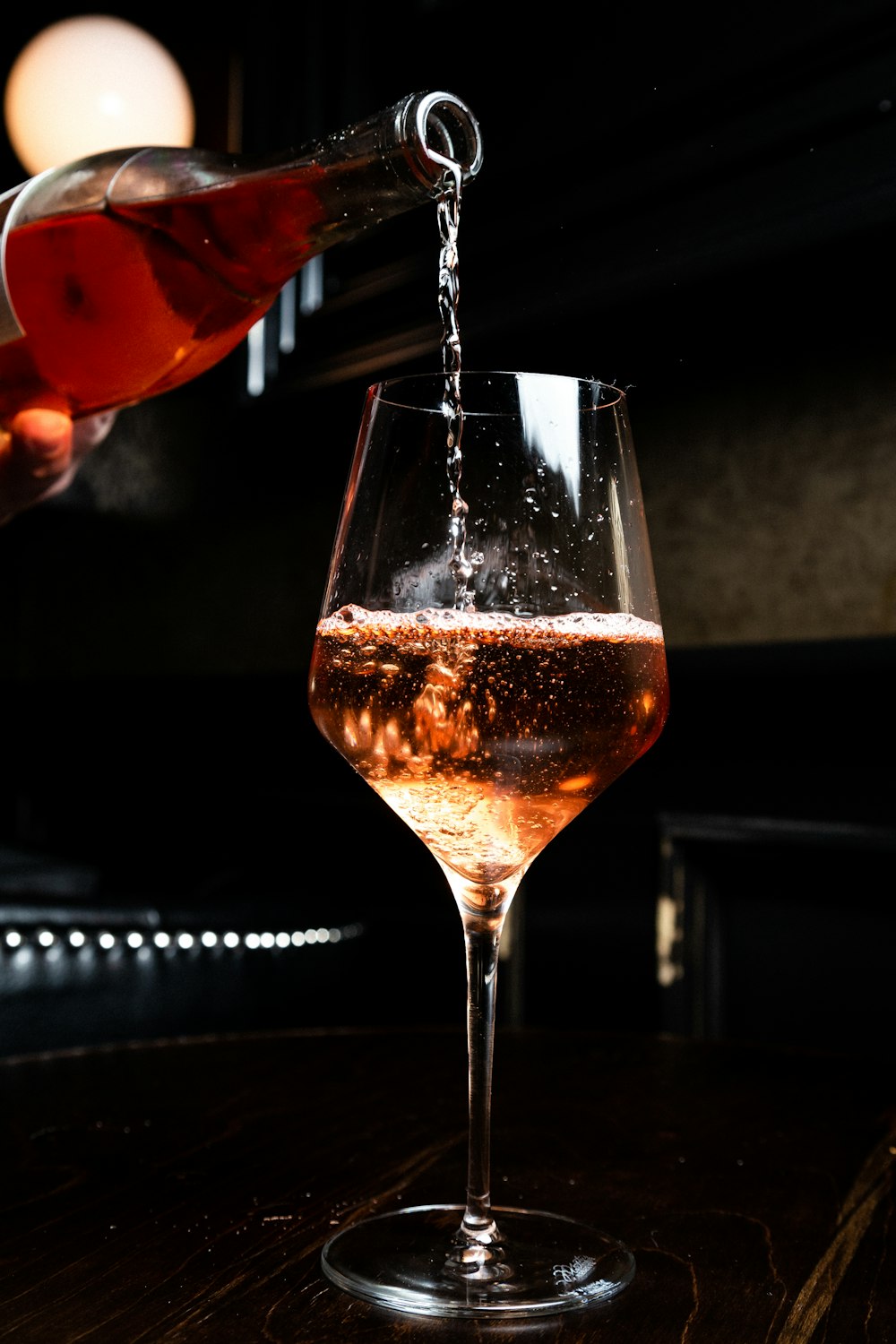 L'alcool se déverse dans un verre à vin