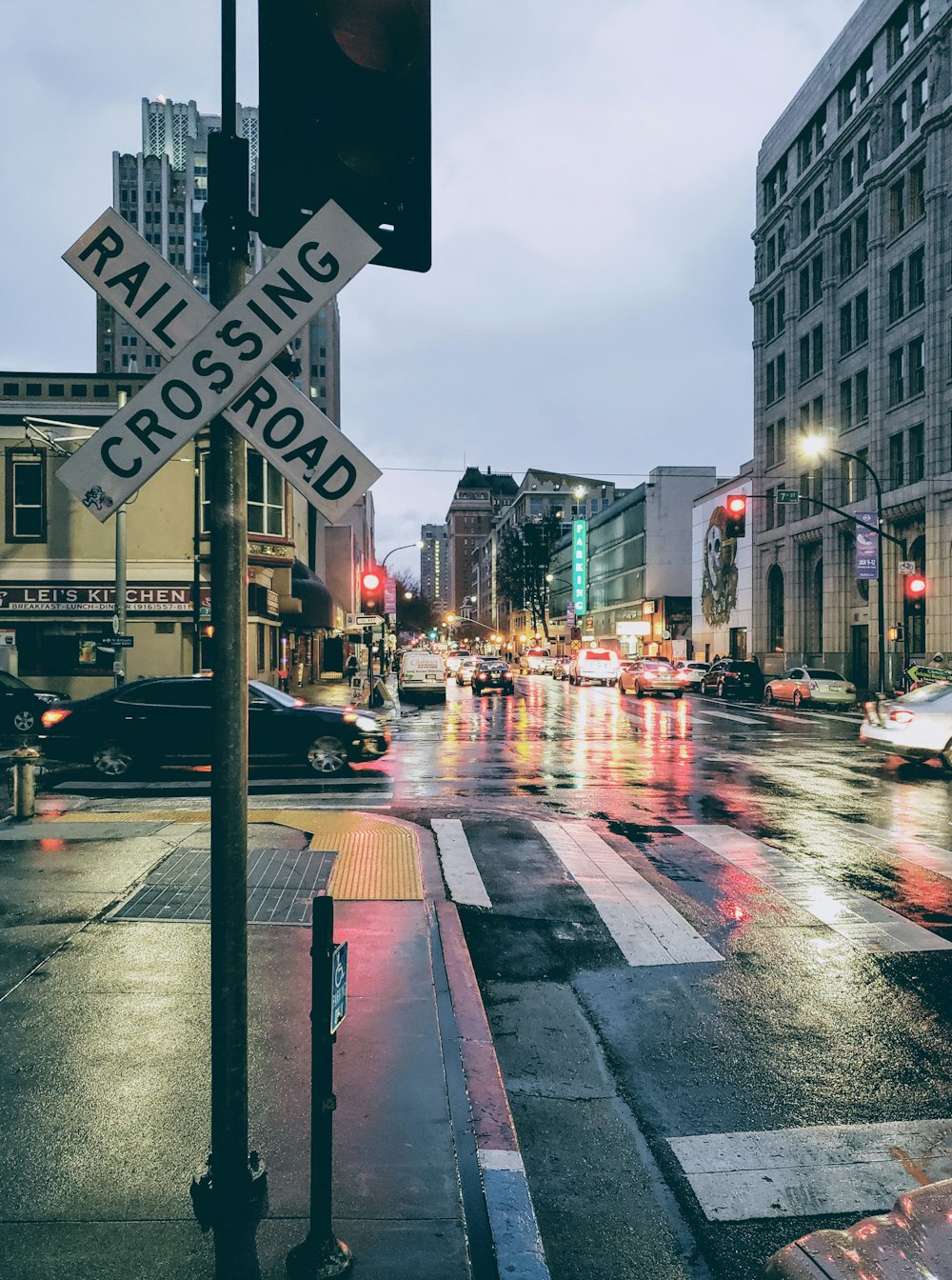 보행자 전용 도로(pedestrian lane) 근처의 철도 건널목 표지판