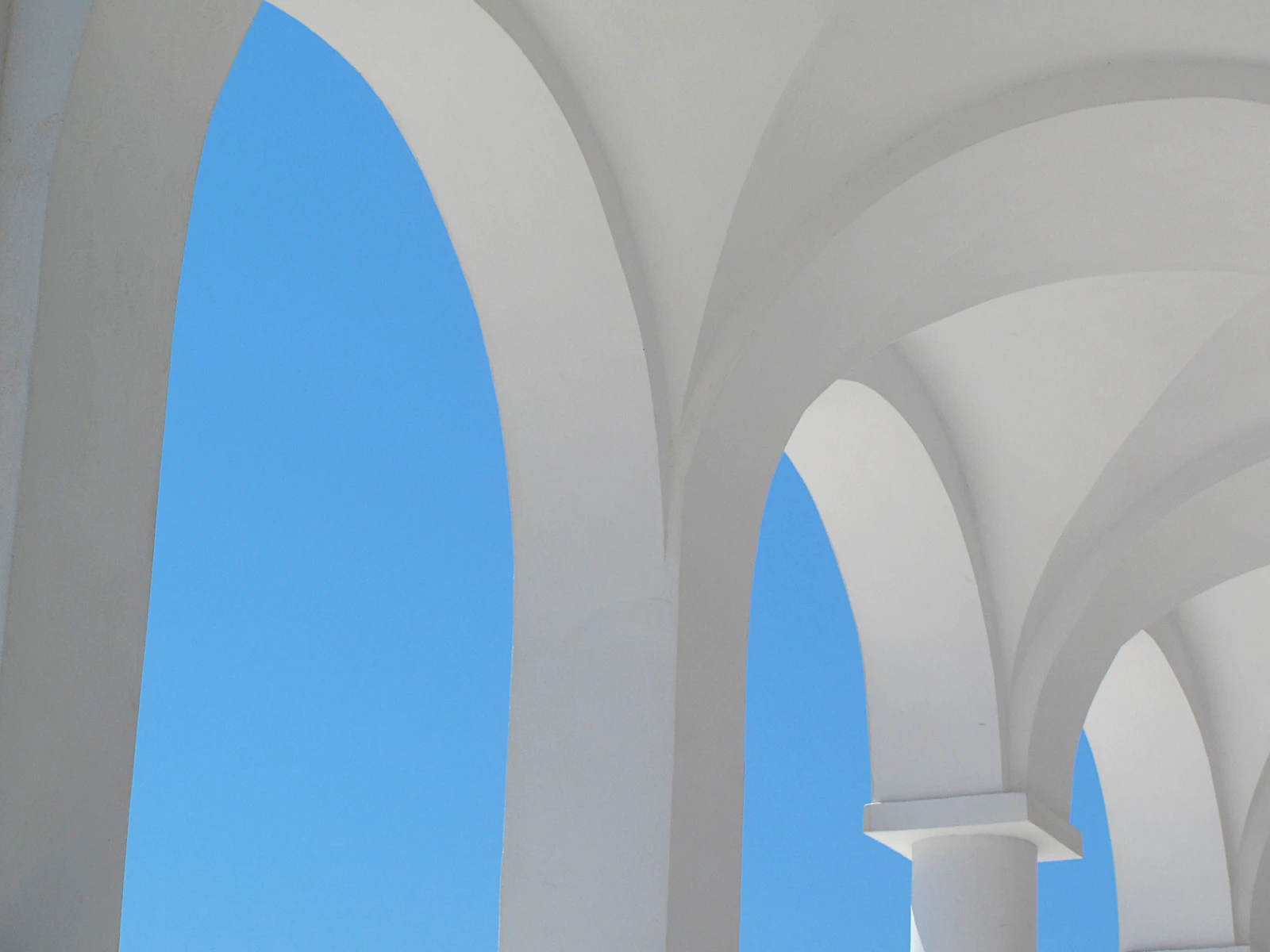 Arcos blancos de arquitectura mediterránea