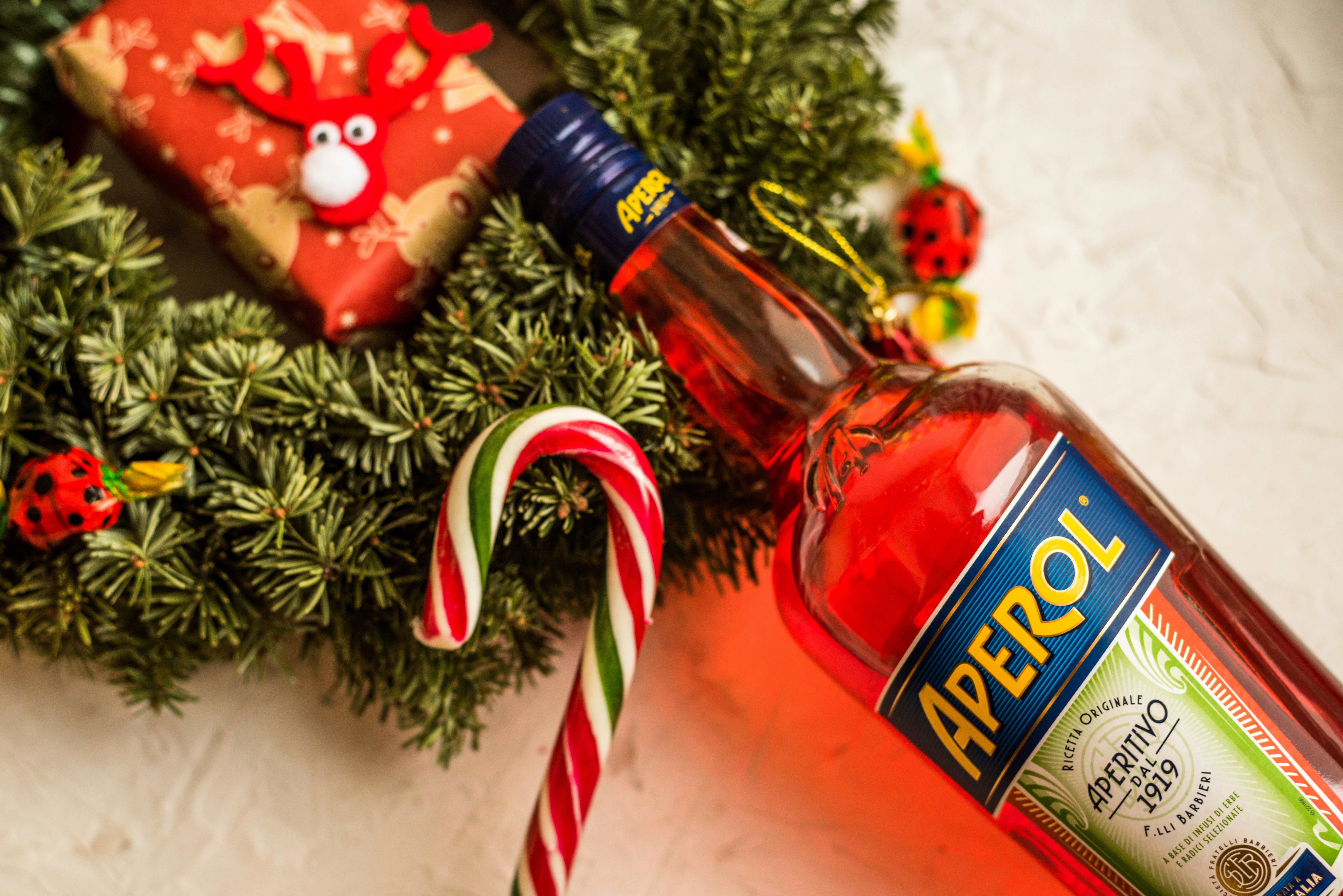 アペロール飲料ボトルとクリスマスキャンディケイン