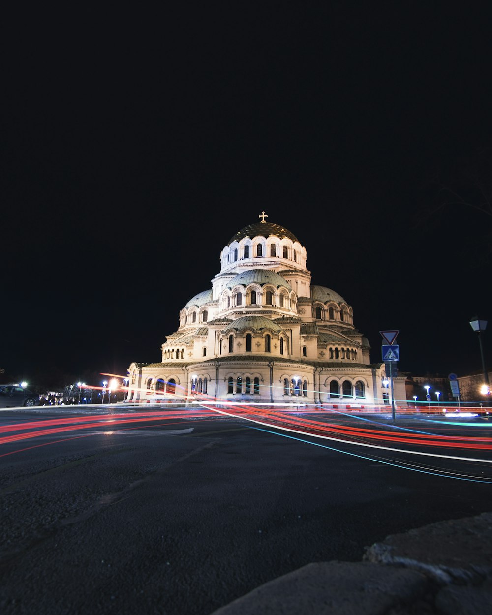 道路沿いの夜のライトアップされた大聖堂