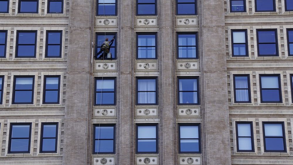 edificio con tende blu della finestra