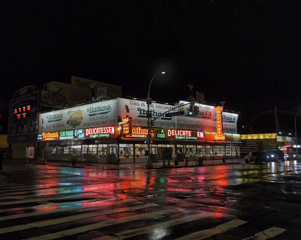 Tienda por la noche