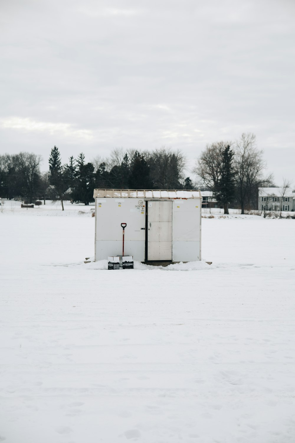 pala da neve bianca e nera