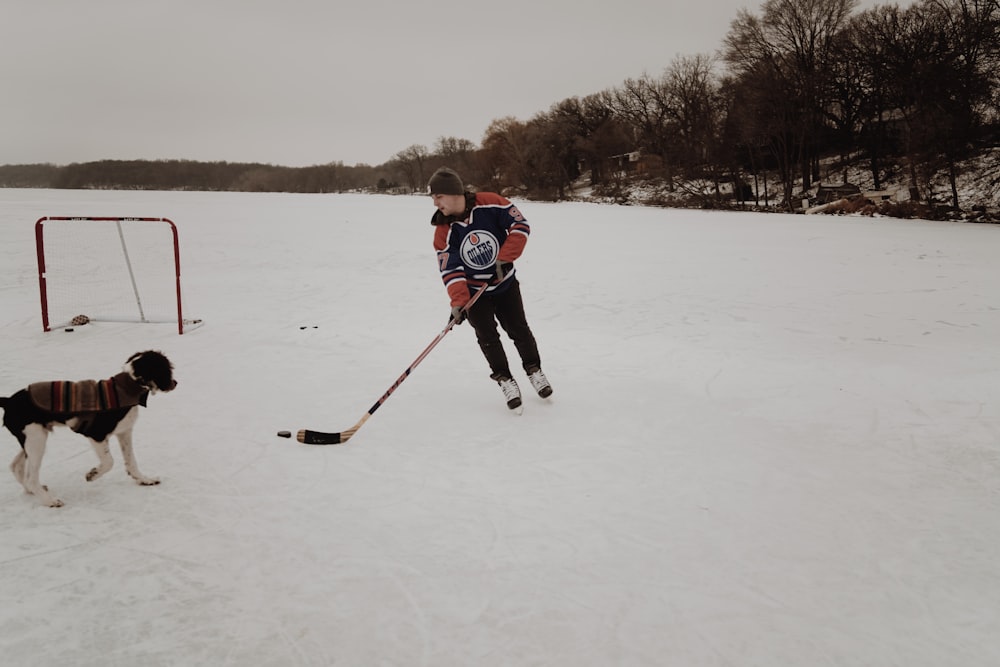 homme jouant au hockey sur glace sur un terrain enneigé