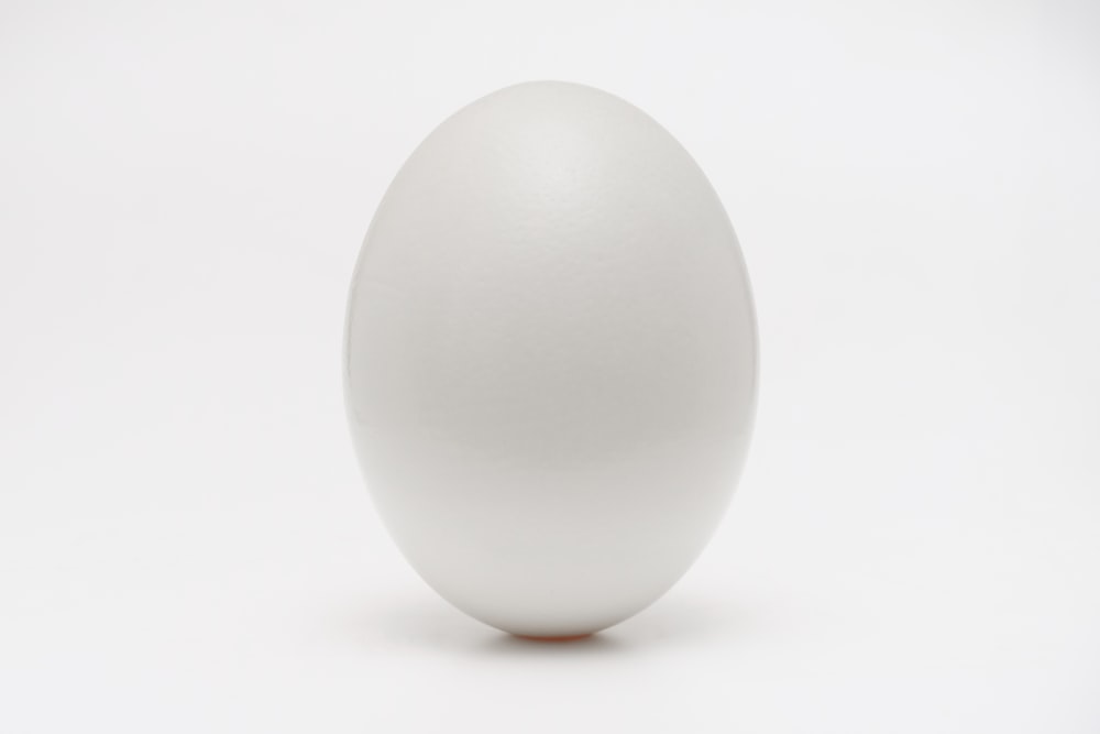 Weißes Ei auf weißer Oberfläche