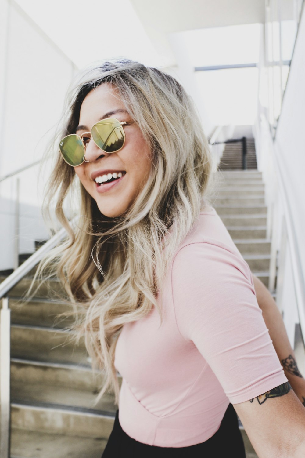 mujer sonriendo y con gafas de sol