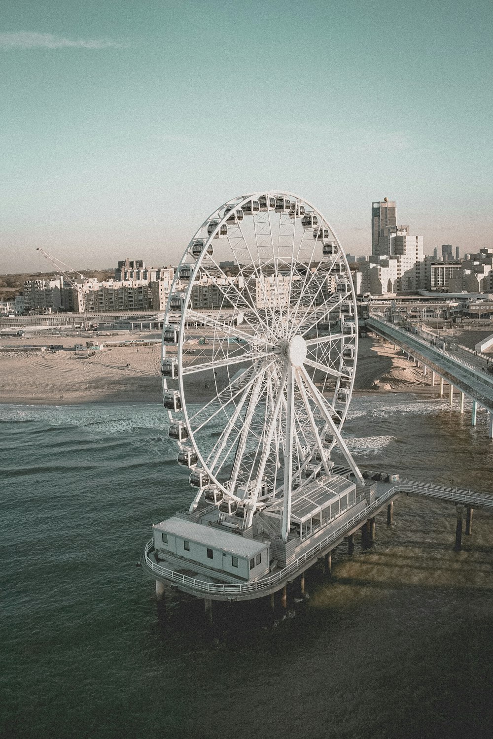 Grande roue blanche près d’un plan d’eau