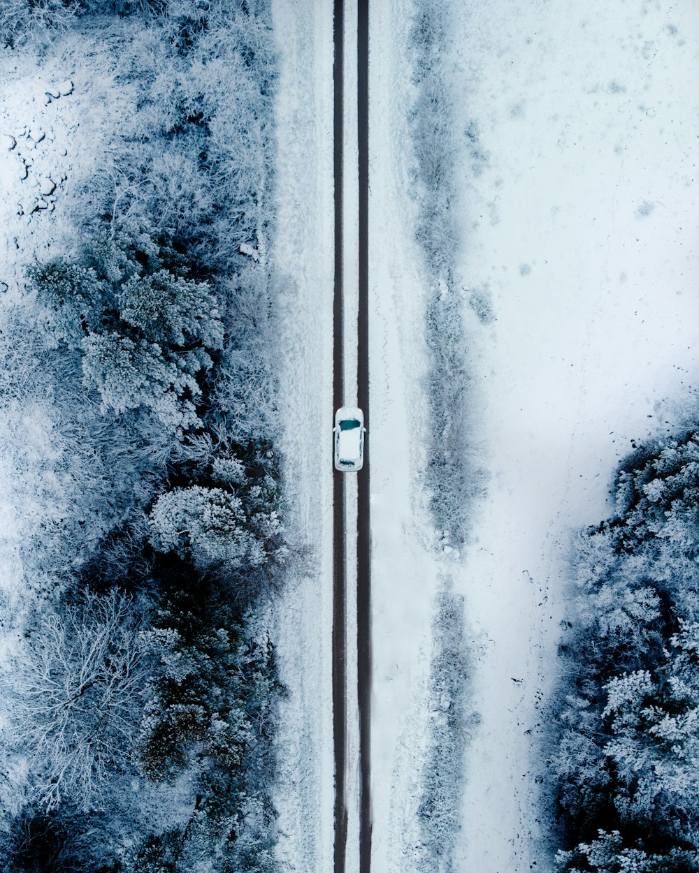 foto aérea do carro no campo de neve