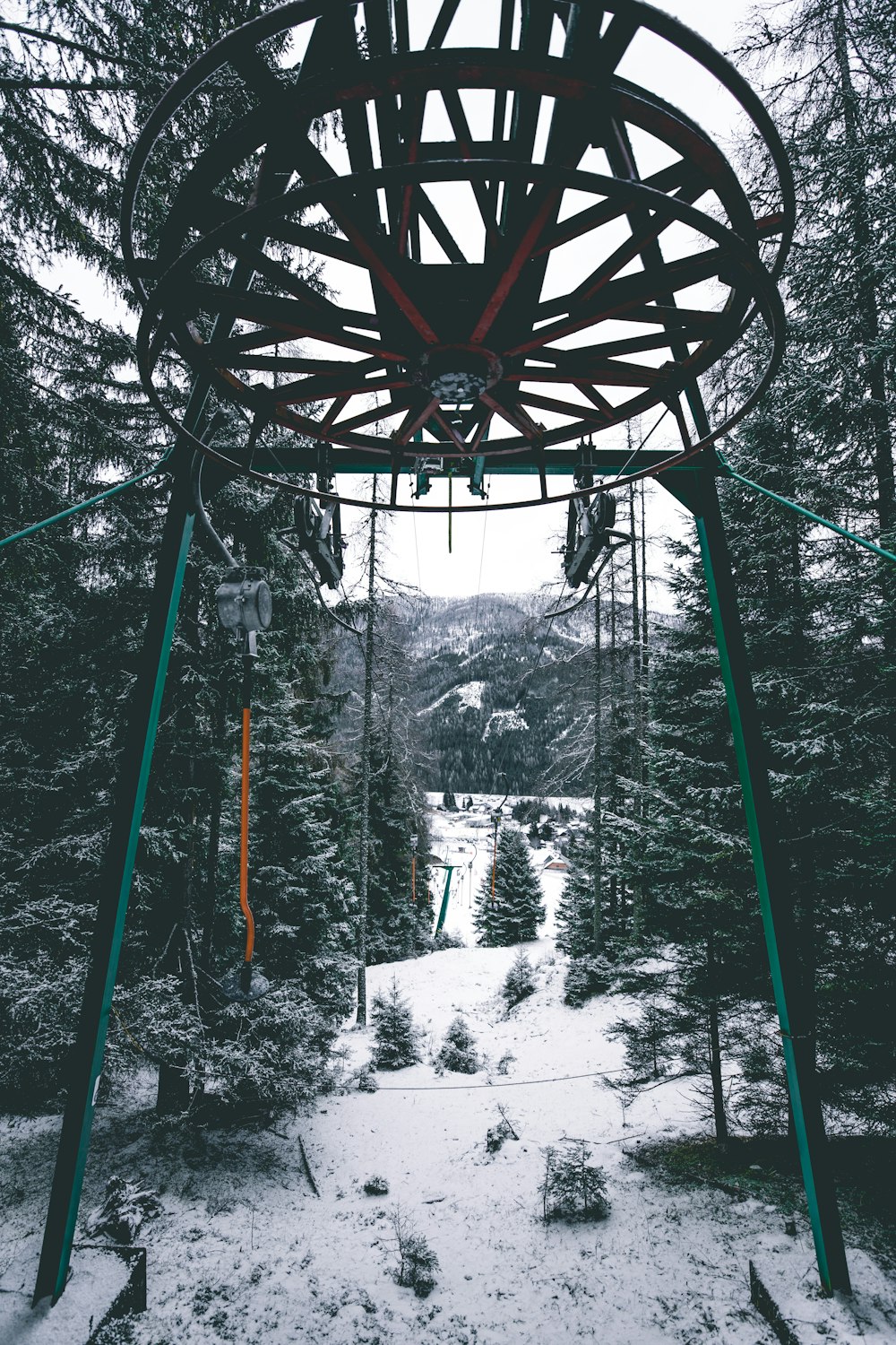 Torre nera e grigia della funivia nel mezzo della foresta