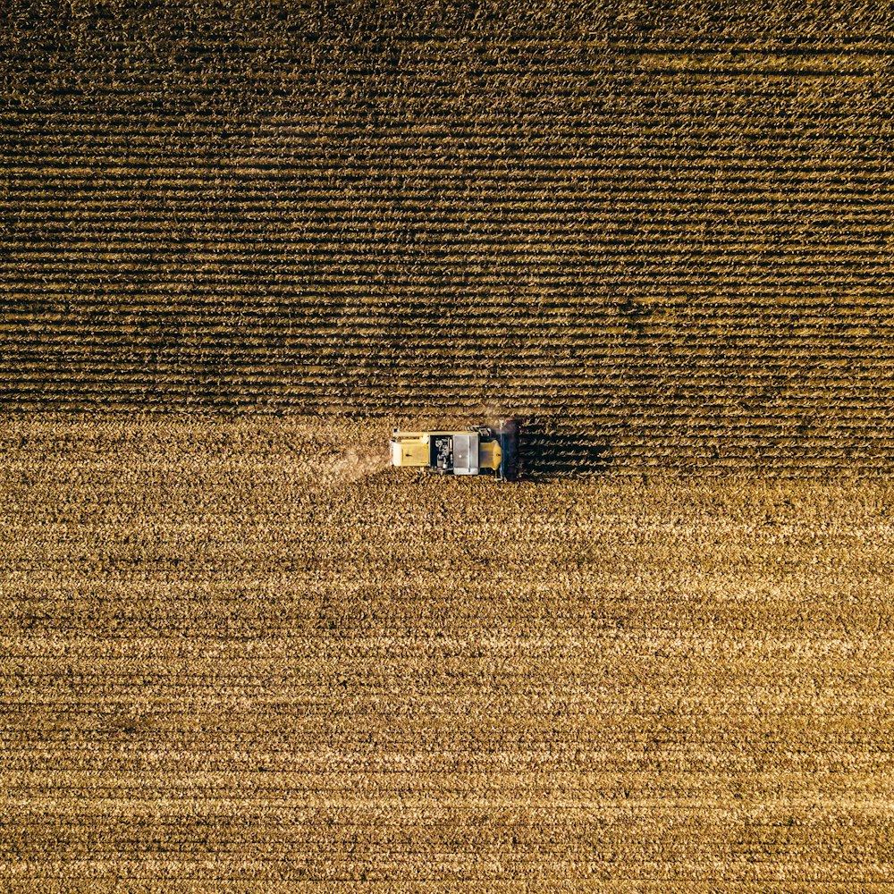 una veduta aerea di una casa colonica in un campo