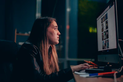 sitting woman using a computer on table