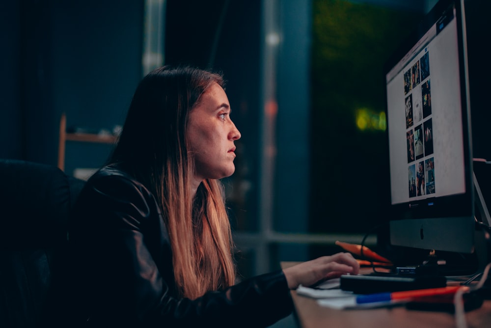 sitting woman using a computer on table