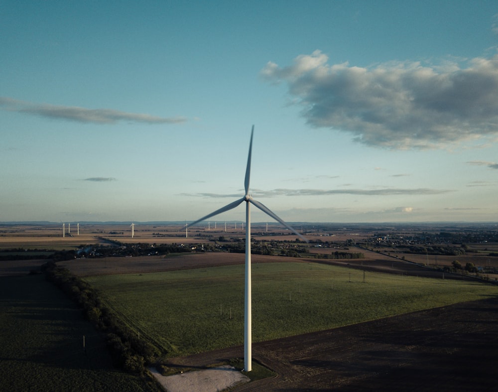 Weiße Windmühle unter grauem Himmel