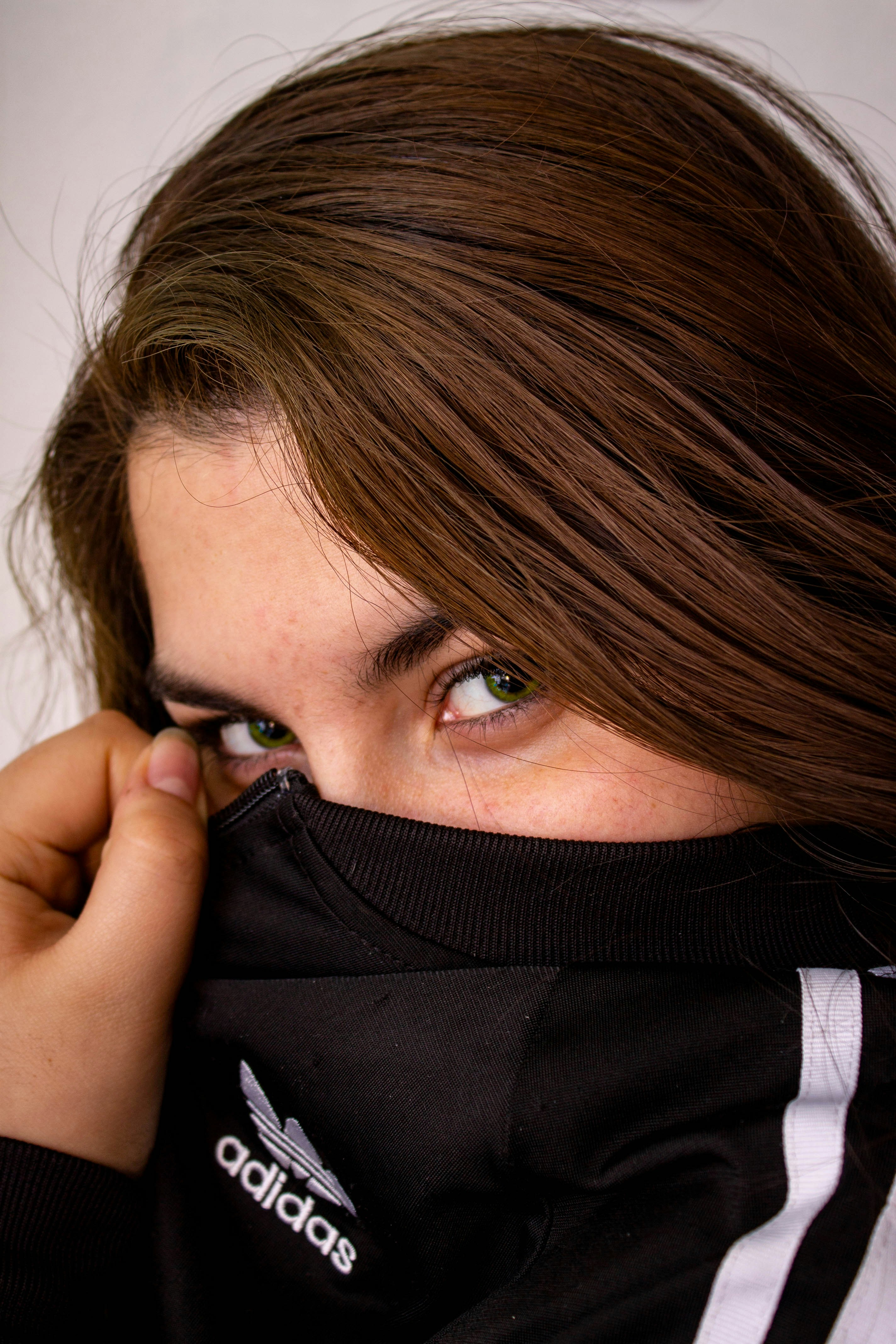 mulher cobrindo o rosto