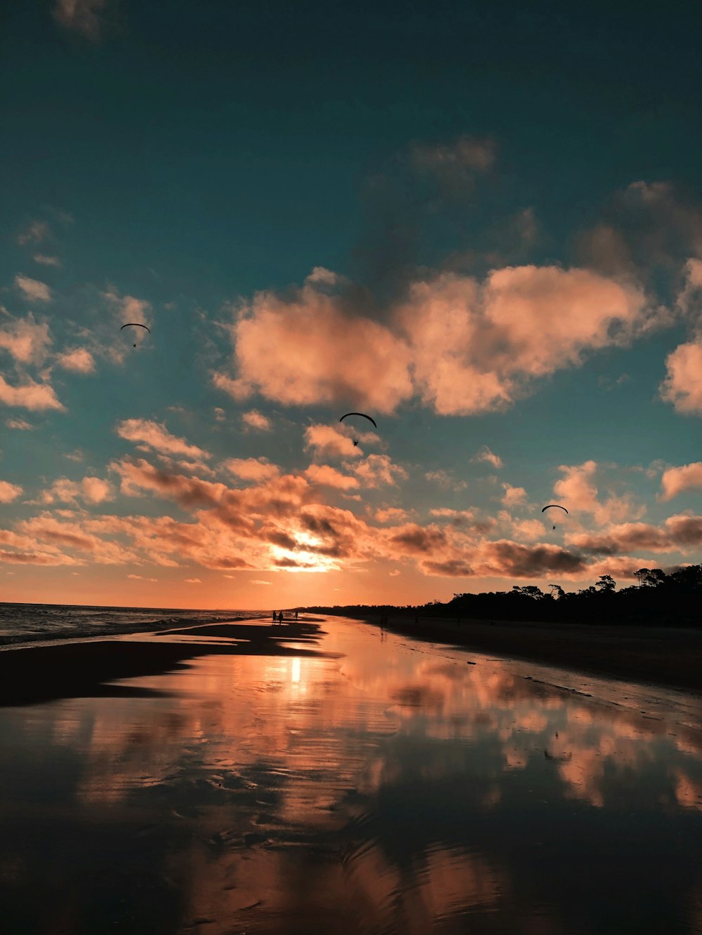 Wolken, die sich während der goldenen Stunde auf dem Gewässer spiegeln