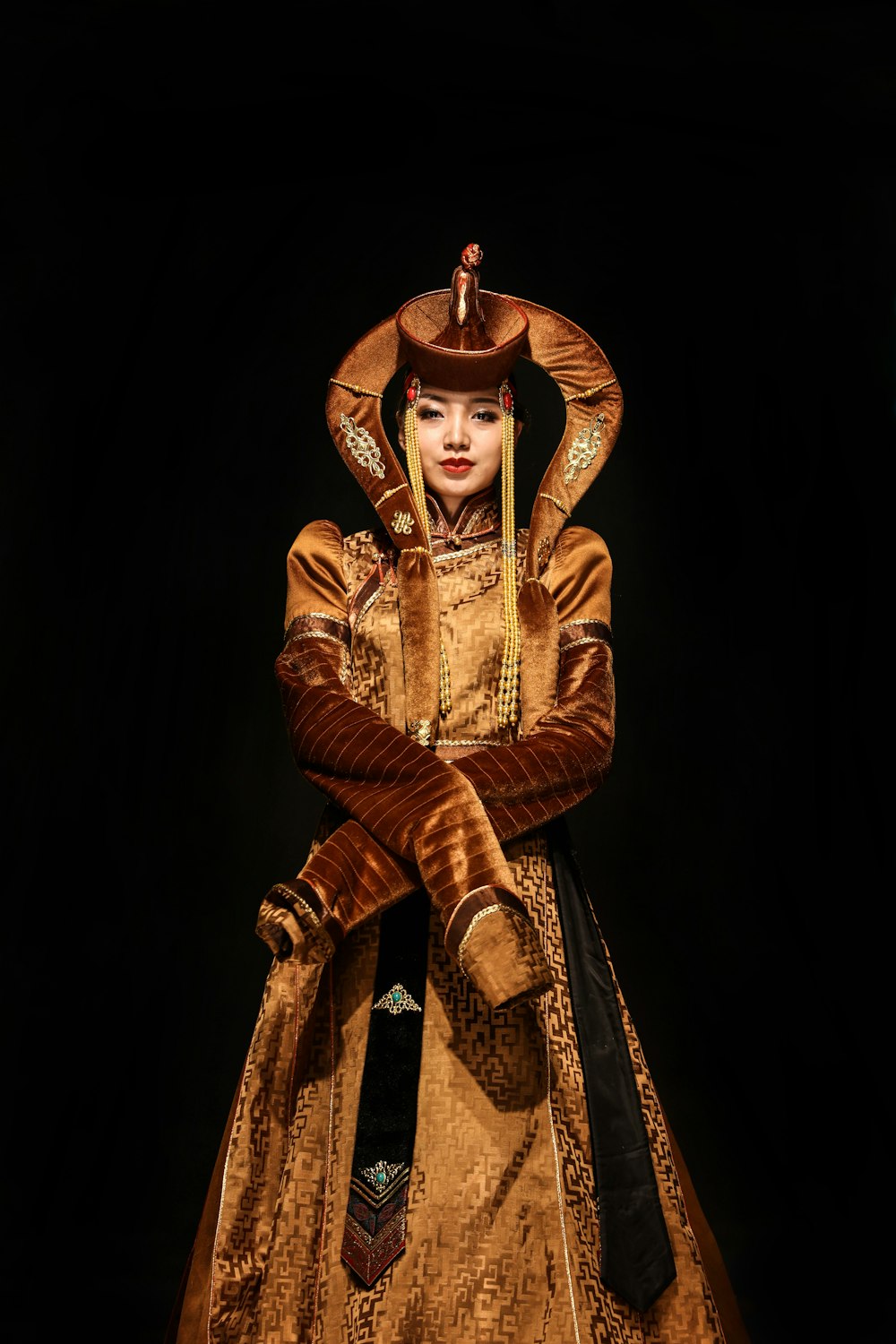 Mujer con vestido de gamuza marrón