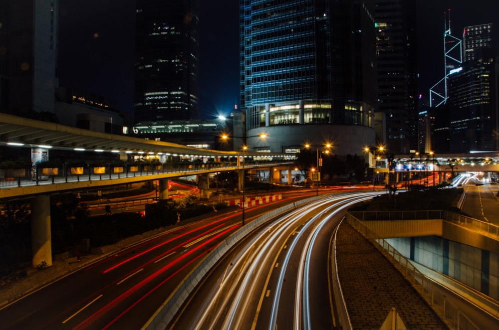 Fotografia em Time Lapse de carros entre edifícios