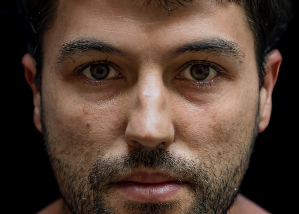 Photographie en gros plan d’un homme avec une barbe